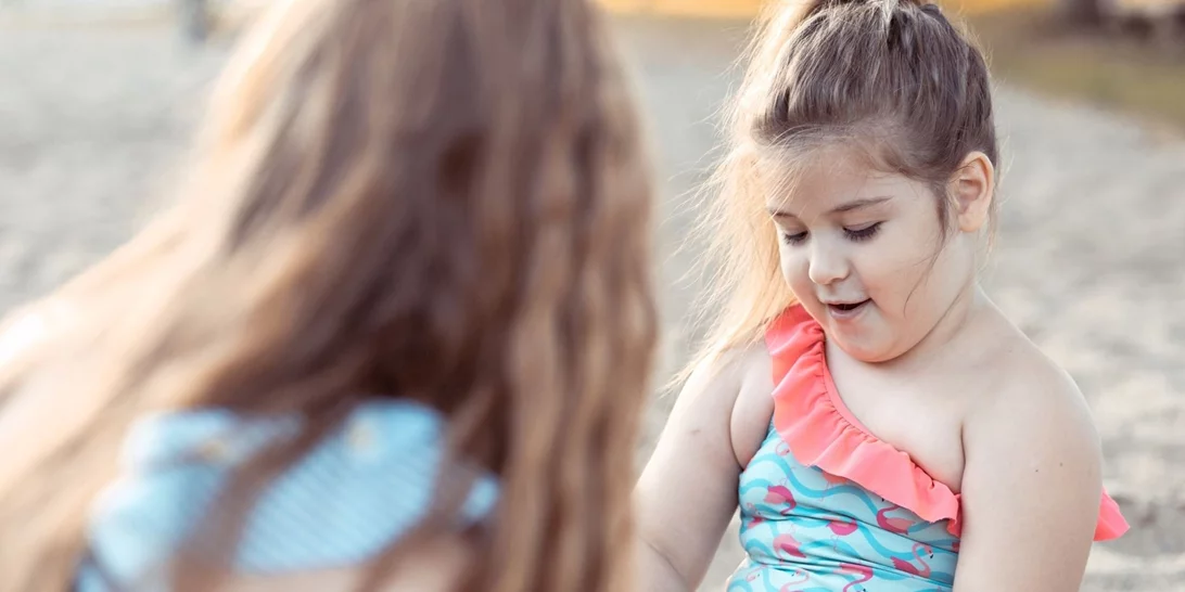 "Ρούφα την κοιλίτσα" | Πώς επηρέαζει η συγκεκριμένη ατάκα ένα μικρό κορίτσι;