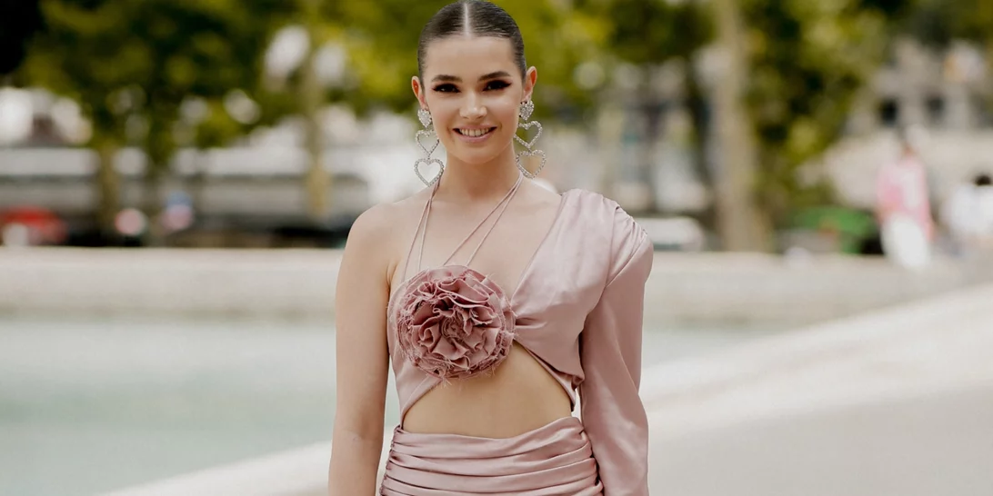 Είσαι καλεσμένη σε καλοκαιρινό γάμο και χρειάζεσαι νέο σύνολο ASAP; Βρήκαμε το ιδανικό στη Mango