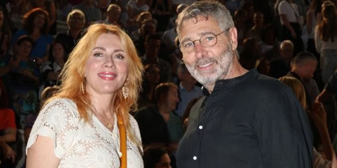 Γενέθλια στο σπίτι για τον Θοδωρή Αθερίδη | Η τούρτα έκπληξη από τη Σμαράγδα Καρύδη