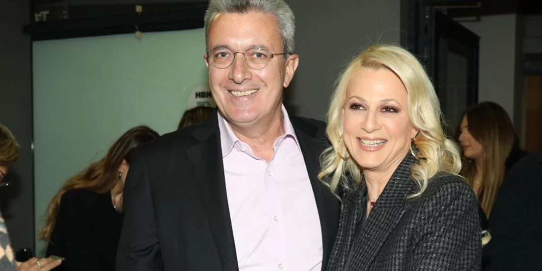 Nίκος Χατζηνικολάου & Κρίστη Τσολακάκη | Αγκαλιασμένοι σε θεατρική βραδιά