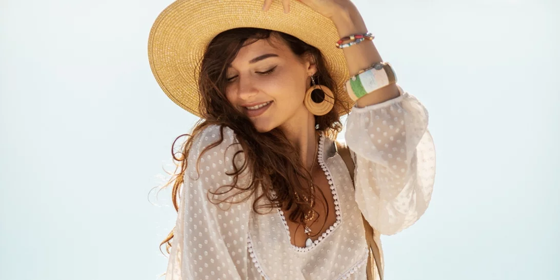 Καύσωνας | 5 outfits που θα σε κρατήσουν cool & chic