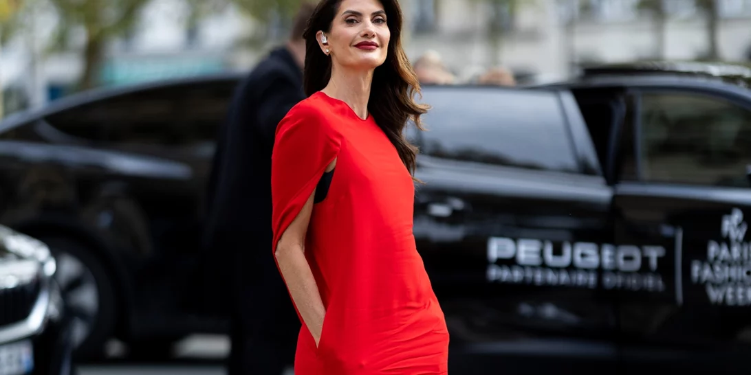 Yes to tomato red | Αυτό το λινό φόρεμα από τη Mango είναι στη ζωηρή απόχρωση που θα μας απασχολήσει την άνοιξη