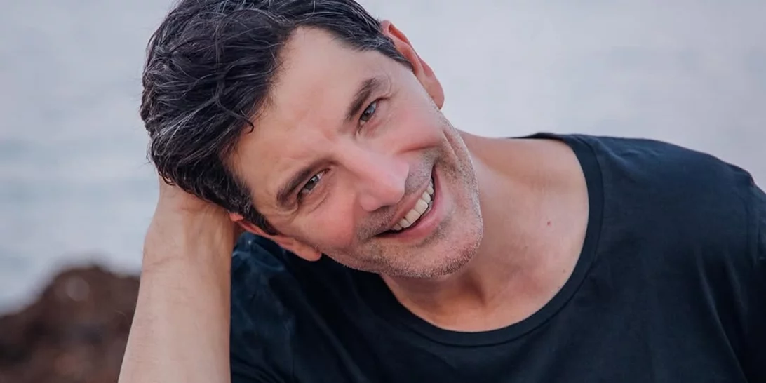 "Δαμάζει τα κύματα" ο Σάκης Ρουβάς | Το νέο video από τις καλοκαιρινές του διακοπές