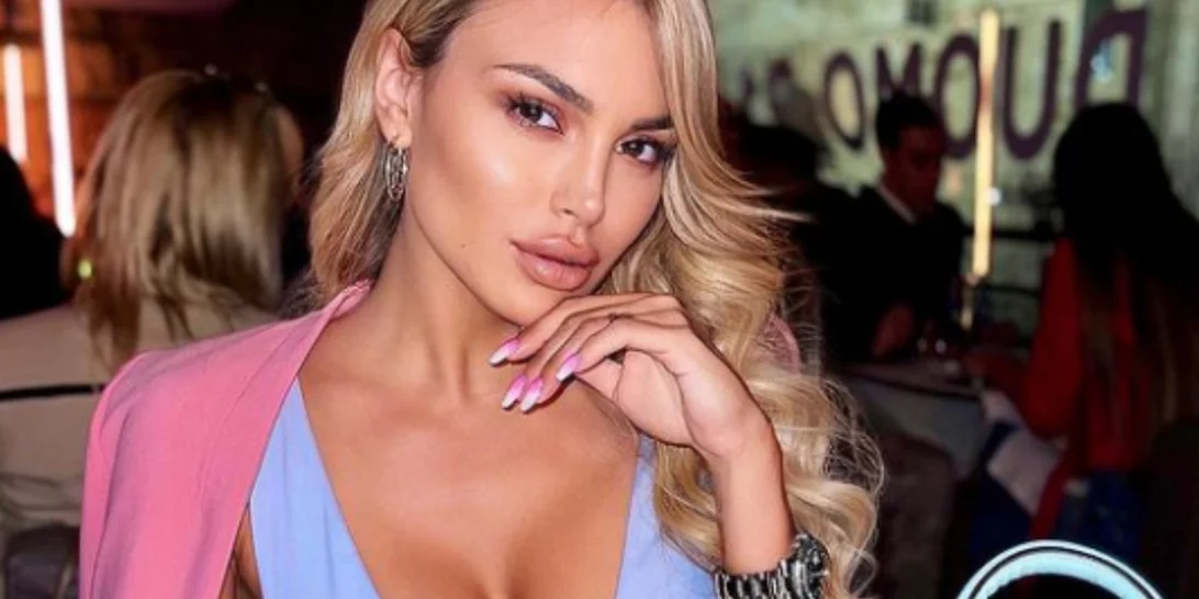 Η Αλεξάνδρα Παναγιώταρου στην αγκαλιά του συντρόφου της στην Κεφαλονιά