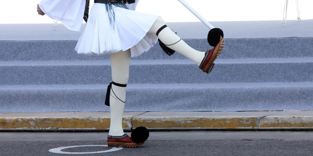 Στρατιωτική παρέλαση στο Σύνταγμα | Φάλαγγες και έφιπποι - F-16, Rafale και Voyager πετούν στον αττικό ουρανό