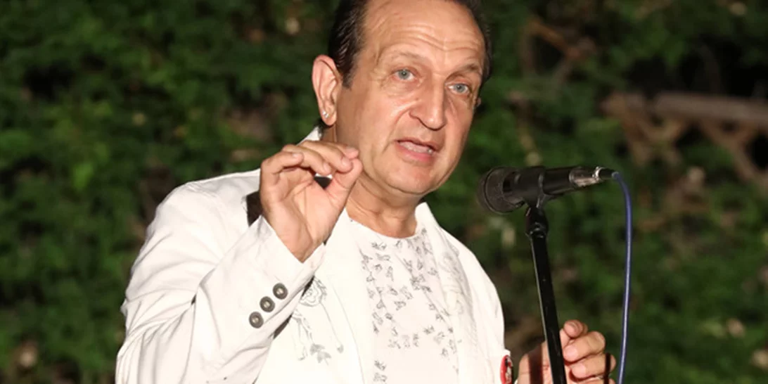 Ο Σπύρος Μπιμπίλας θα παίξει στο The Crown | Η πρώτη φωτογραφία από τα γυρίσματα