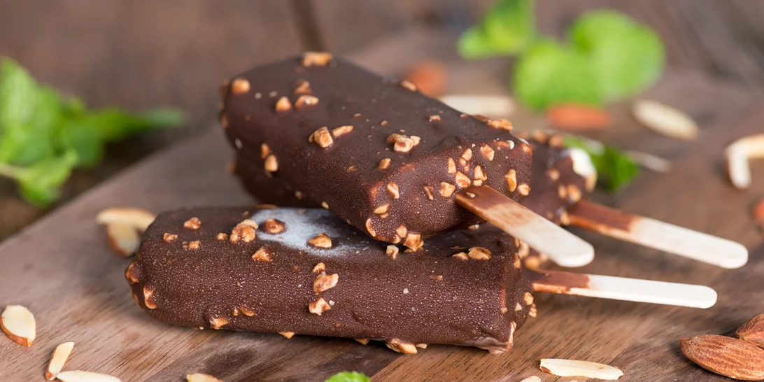 Ο γλυκός "πειρασμός" του καλοκαιριού μπορεί να είναι light | Το απόλυτο παγωτό ξυλάκι με γιαούρτι που δεν ήξερες ότι χρειάζεσαι