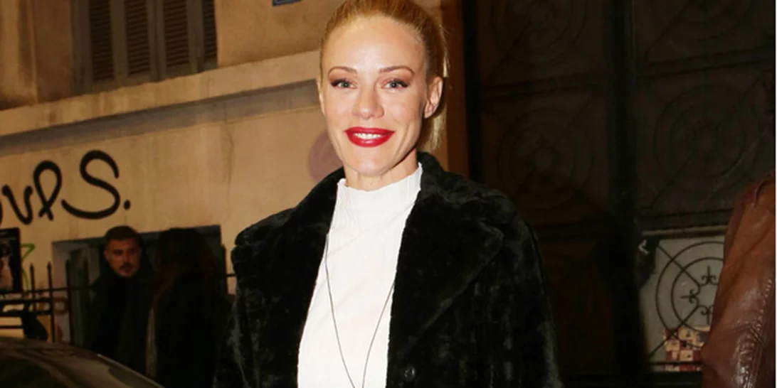 Η μελαχρινή Ζέτα Μακρυπούλια ποζάρει με μαγιό σε ηλικία 17 ετών