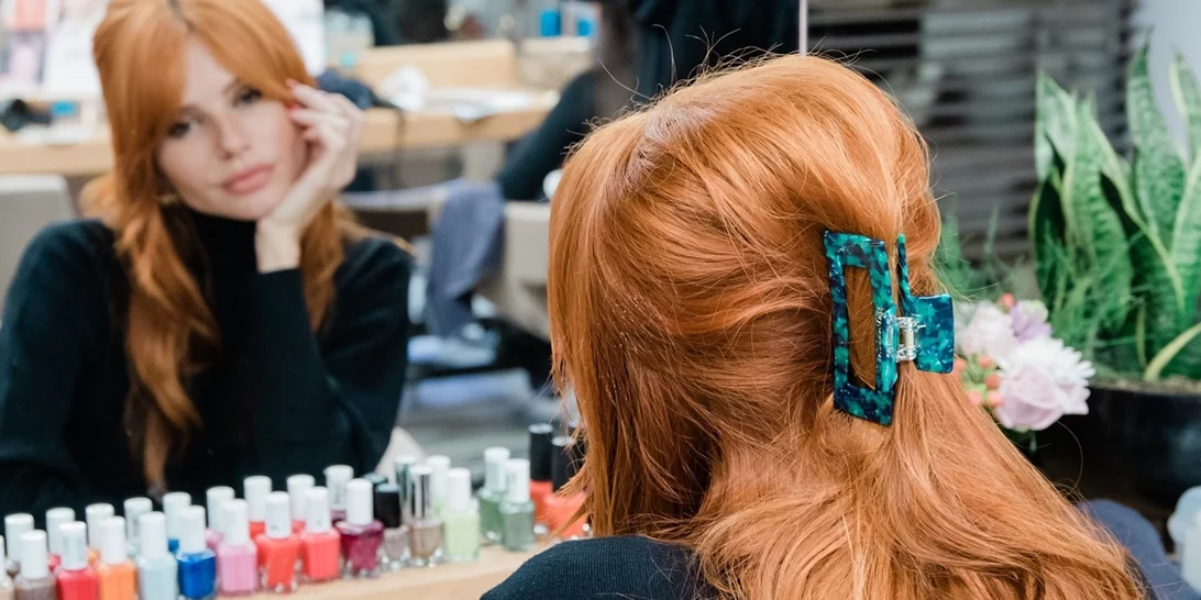 Αυτά είναι τα αξεσουάρ μαλλιών που φορούν τώρα όλες οι Ελληνίδες influencers