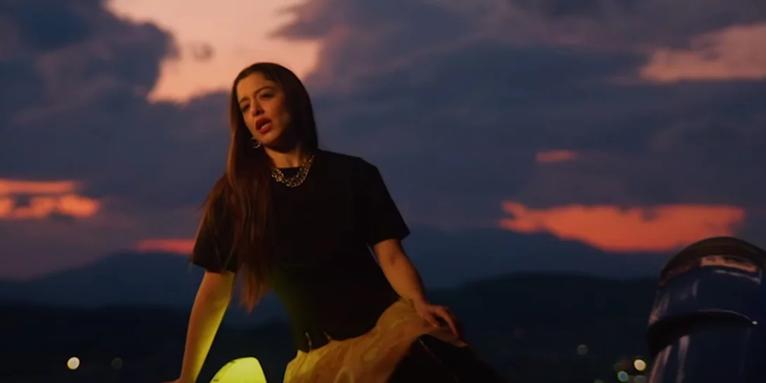 Zari | Αναλύουμε το styling της Μαρίνας Σάττι που σχολιάζει όλο το ίντερνετ