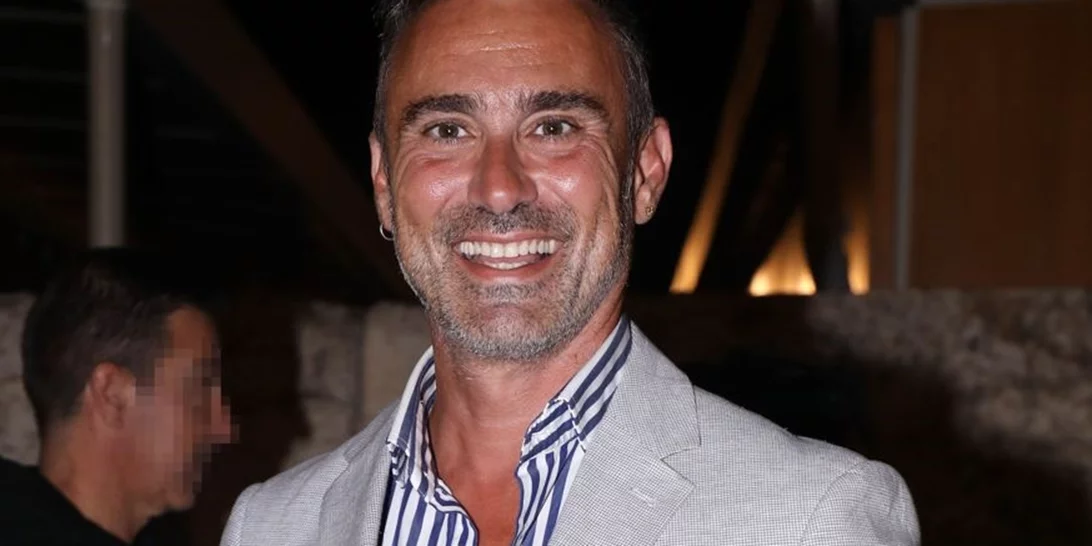 Γιώργος Καπουτζίδης | Στόλισε το χριστουγεννιάτικο δέντρο στο σπίτι του στην Αίγινα