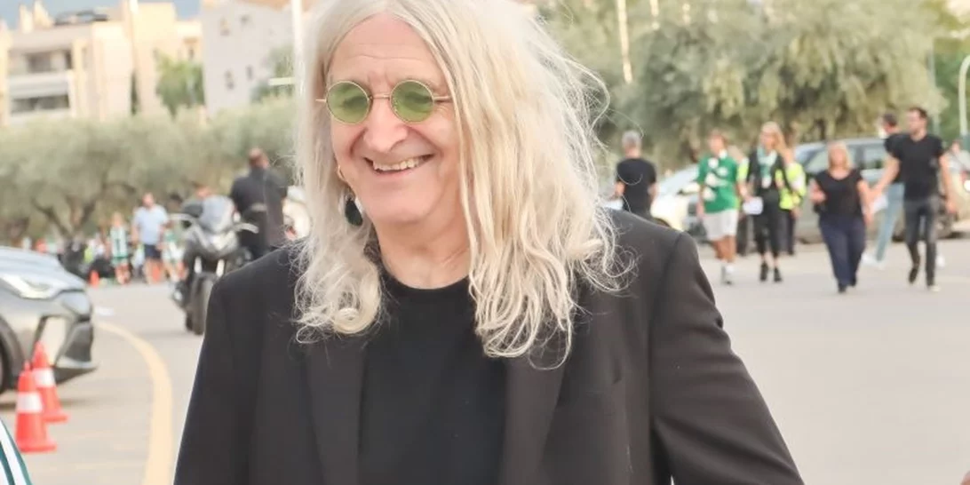 Στα μουσικά βήματα του μπαμπά του ο Φαίδονας Καρβέλας | Τo viral video με τον Νίκο Καρβέλα στο πιάνο