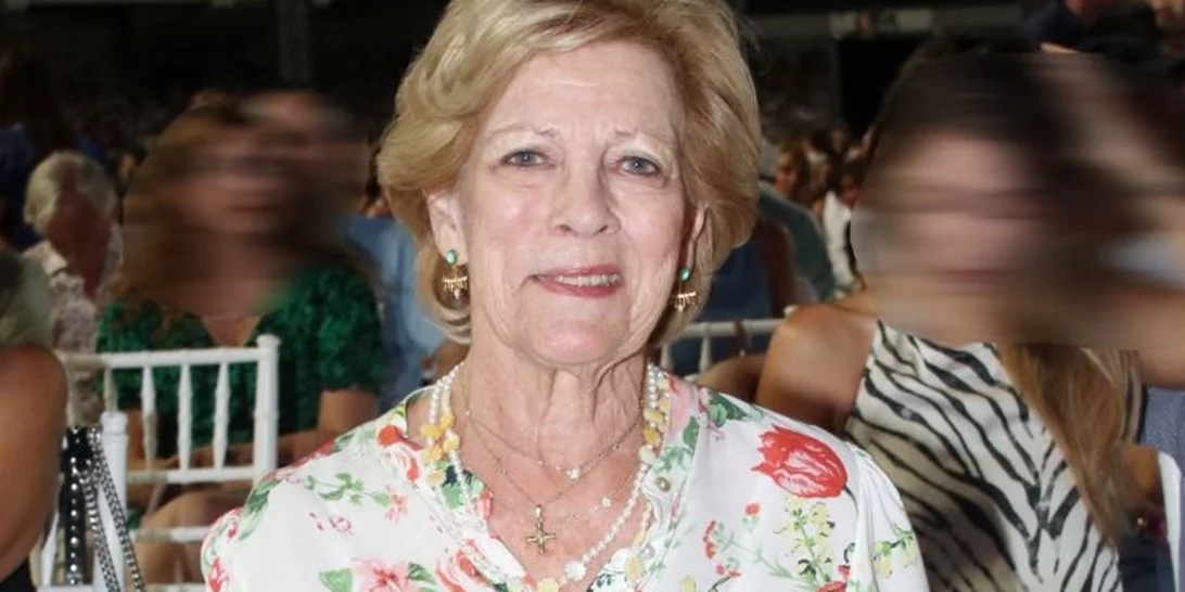 Σπάνιο κλικ της Άννας Μαρίας | Με floral headpiece στα μαλλιά και παραδοσιακή στολή