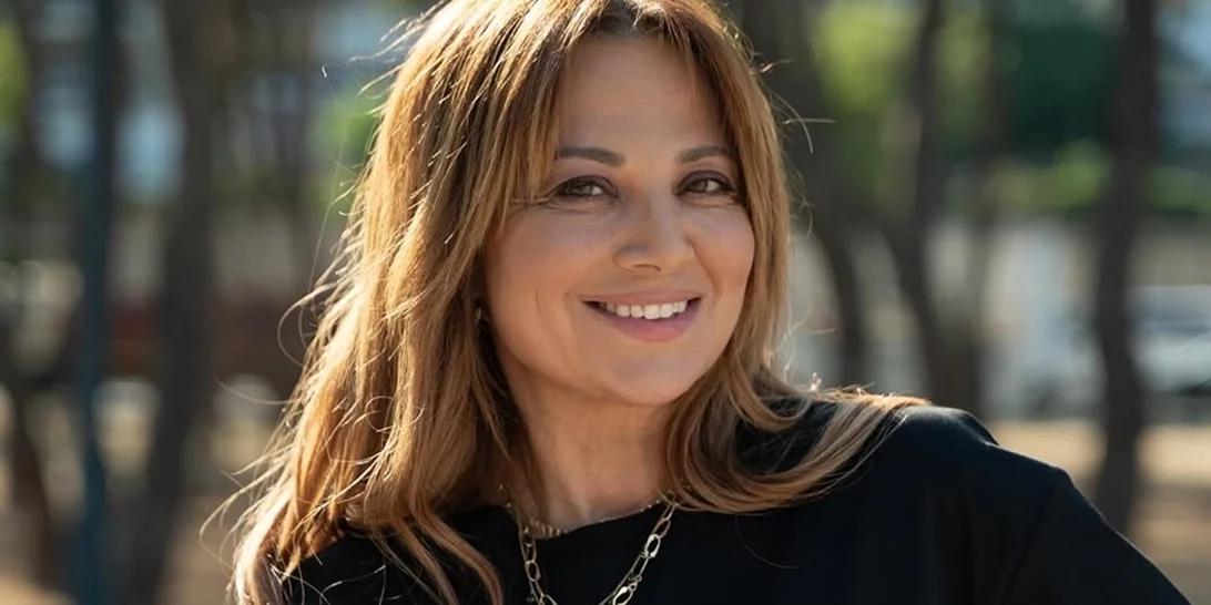 Η Νάνσυ Ζαμπέτογλου με την άκρως ιδιαίτερη μπλούζα από τη Zara | Κοστίζει κάτω από 30 ευρώ