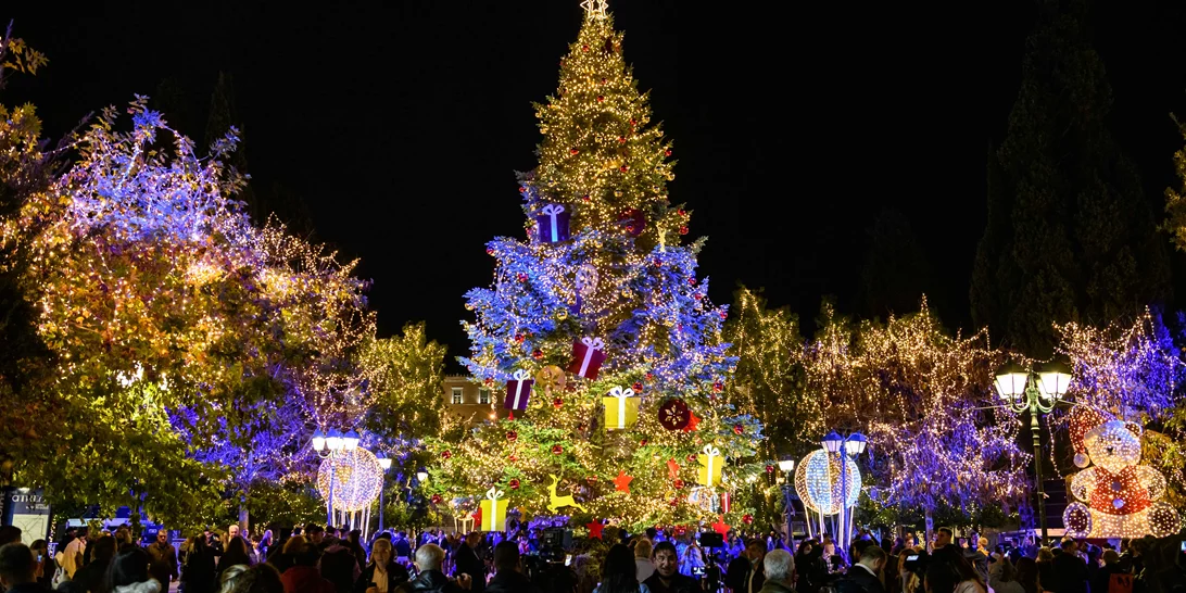 Η Αθήνα "πλημμύρισε" με φως και λάμψη στο κέντρο και στις γειτονιές | Φαντασμαγορική η φωταγώγηση του Χριστουγεννιάτικου Δέντρου στην Πλατεία Συντάγματος