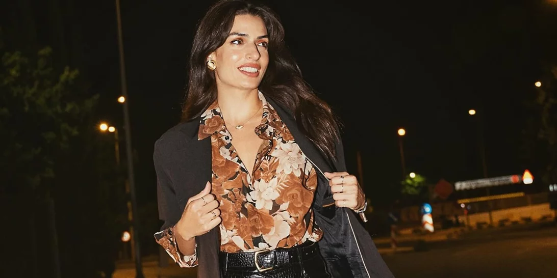 Η Τόνια Σωτηροπούλου με κόκκινο πουκάμισο και mini δερμάτινη φούστα σε ένα ιδανικό look για date night