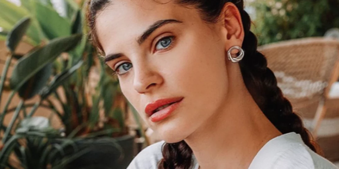 Χριστίνα Μπόμπα | Με ροζ μίνι σορτσάκι και casual look σε πρόσφατη έξοδό της