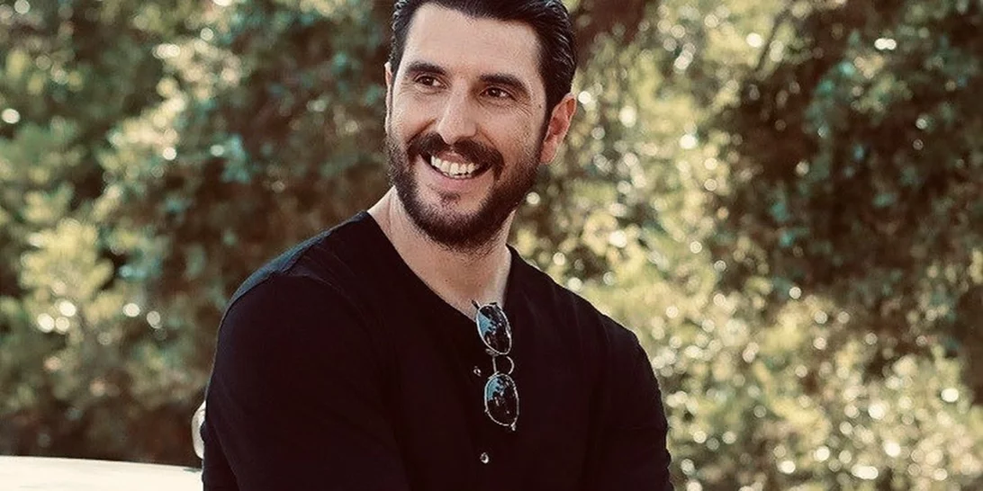 Ο Γιώργος Γεροντιδάκης στο "ζεστό" σπίτι του | Βλέπει τη σειρά για την οποία μιλούν όλοι