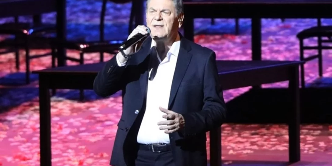 Ο Άγγελος Διονυσίου έκανε πρεμιέρα στο "Παλλάς" με την κούκλα κόρη του στο πλευρό του!