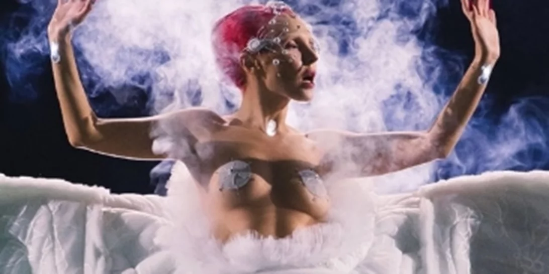 Αυτό που κάνει η Τάμτα στο Smut δεν θα το δεις πουθενά αλλού. Κυριολεκτικά.