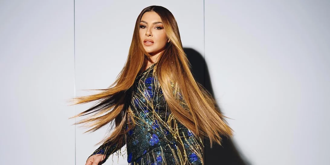 Η Έλενα Παπαρίζου με χρυσό custom-made φόρεμα στη σκηνή των βραβείων Mad VMA 2024