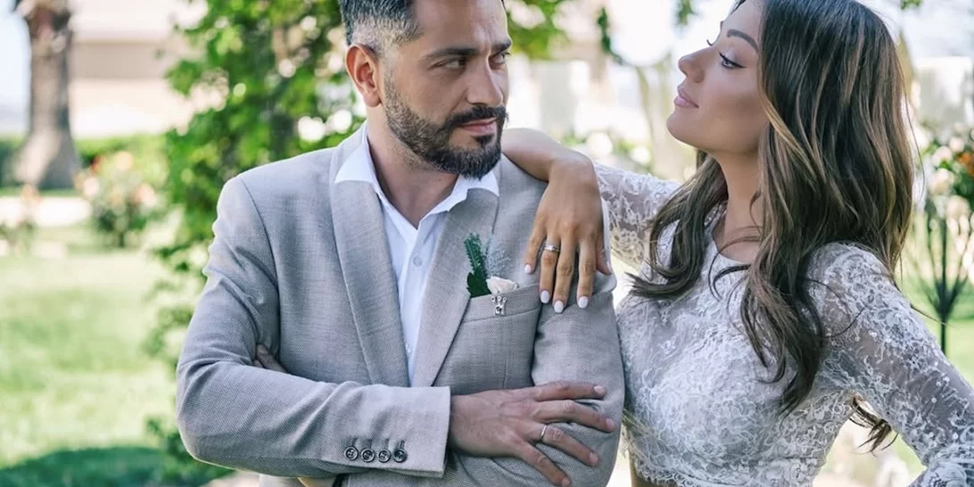 Στον γάμο της Βάσως Λασκαράκη και του Λευτέρη Σουλτάτου | Η λευκή τριώροφη τούρτα του ονείρου που επέλεξαν