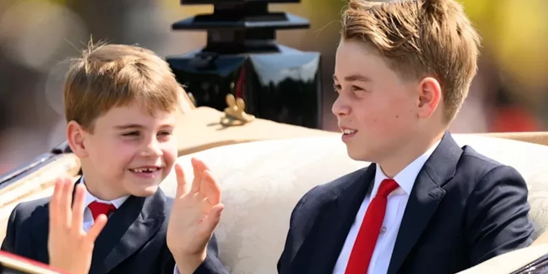 Η χειρονομία του πρίγκιπα George στον πρίγκιπα Louis στο μπαλκόνι του παλατιού γίνεται viral