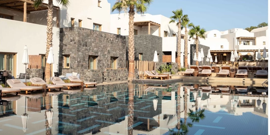 Radisson Blu Zaffron Resort | Το κυκλαδίτικης φιλοσοφίας resort που μάς οδηγεί (και) φέτος στη Σαντορίνη
