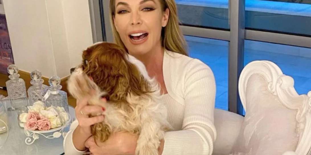 Τατιάνα Στεφανίδου | Ποζάρει με τον σκύλο της στο πολυτελές σπίτι της