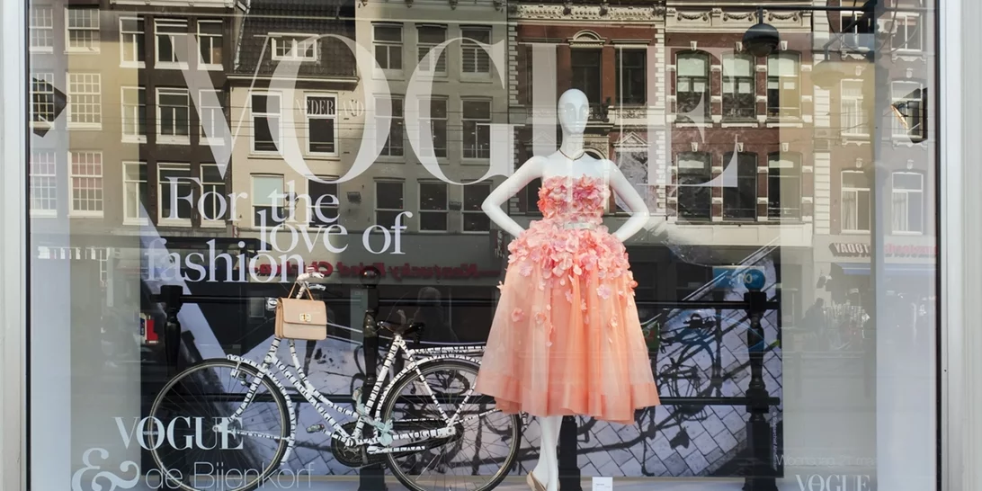 Έκθεση στο Λονδίνο εξερευνά την ιστορία της επίδειξης μόδας μέσα από τα αρχεία της Vogue