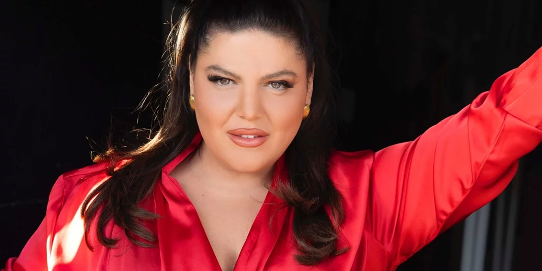 Η Δανάη Μπάρκα με το τζιν φόρεμα από τη Marks&Spencer που είναι τέλειο για την άνοιξη