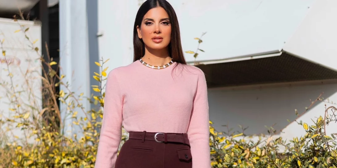 Η Σταματίνα Τσιμτσιλή φόρεσε την άκρως κολακευτική μπορντό σατέν φούστα από τη Zara