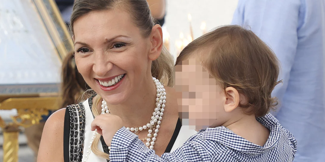 Φανή Χαλκιά | Με λευκό μαγιό και πέρλες στο πάρτι της βάφτισης του γιου της