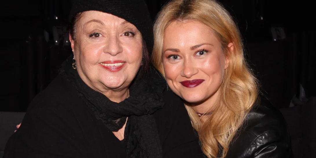 "Η Μίρκα μου" | Η Ιωάννα Ασημακοπούλου μάς βάζει στα γυρίσματα της σειράς το "Σόι σου"