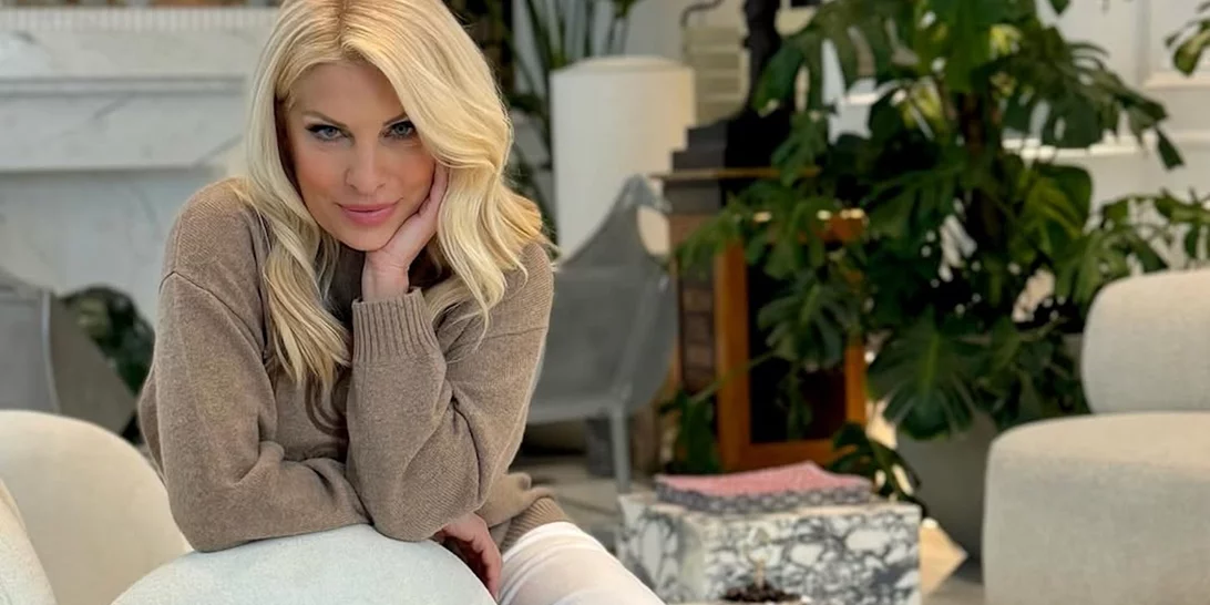 32 χρόνια πριν | Όταν η Ελένη Μενεγάκη φωτογραφιζόταν αγκαλιά με Σάκη Ρουβά και Ηλία Ψινάκη