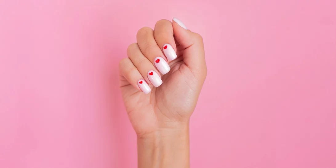 Τα 14 πιο όμορφα ροζ και κόκκινα μανικιούρ για την Ημέρα του Αγίου Βαλεντίνου (κι όχι μόνο)