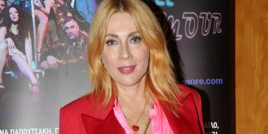 Η Σμαράγδα Καρύδη με κόκκινο κοστούμι | Το colour blocking που δημιούργησε