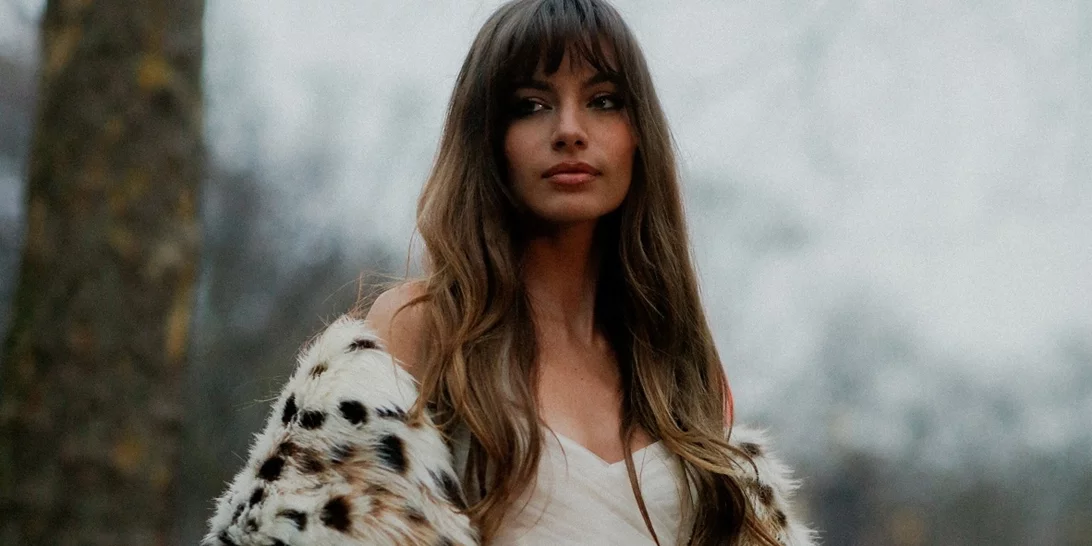 Candlelit Brunette | Η χρωματική τάση που δίνει ζωή στα βαρετά, καστανά μαλλιά