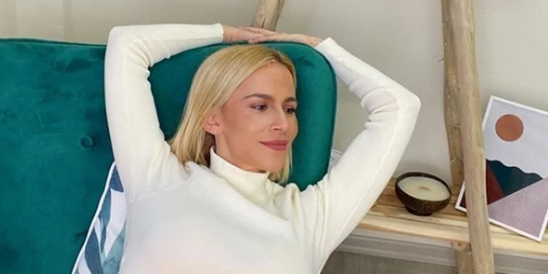 Νάντια Μπουλέ | Γυμνάζεται στο στολισμένο σαλόνι της και θυμίζει σε κάθε γυναίκα τη σημασία του self-love