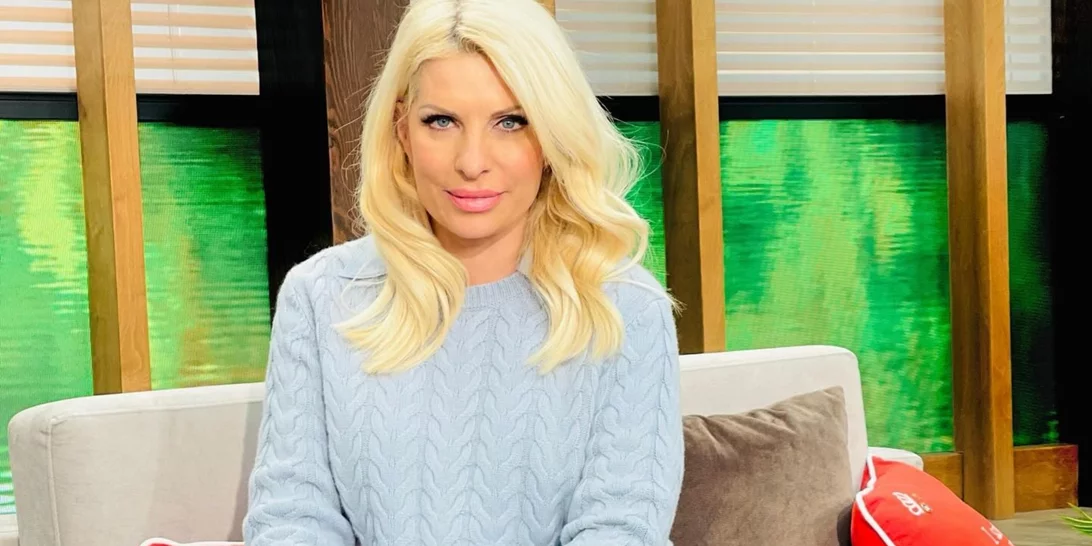 Η Ελένη Μενεγάκη προτείνει τον πιο ανοιξιάτικο τρόπο για να φορέσεις το λευκό παντελόνι