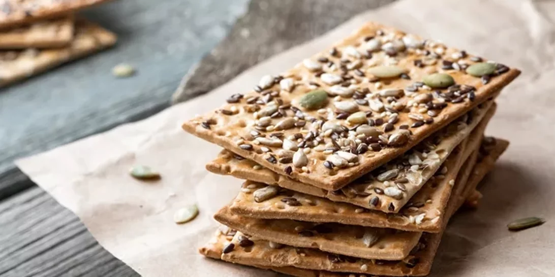 Φτιάξε εύκολα και γρήγορα σπιτικά κράκερς με superfoods