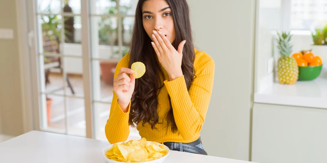 Οι 8 τροφές που σου προσθέτουν χρόνια, δημιουργούν σπυράκια και γενικά σου κάνουν κακό