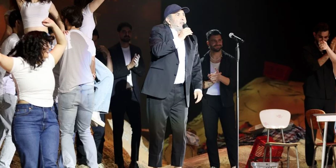 Λάκης Λαζόπουλος | Στο κέντρο που εμφανίζεται η Δέσποινα Βανδή και ο Αντώνης Ρέμος, συνοδευόμενος από γνωστή Ελληνίδα ηθοποιό