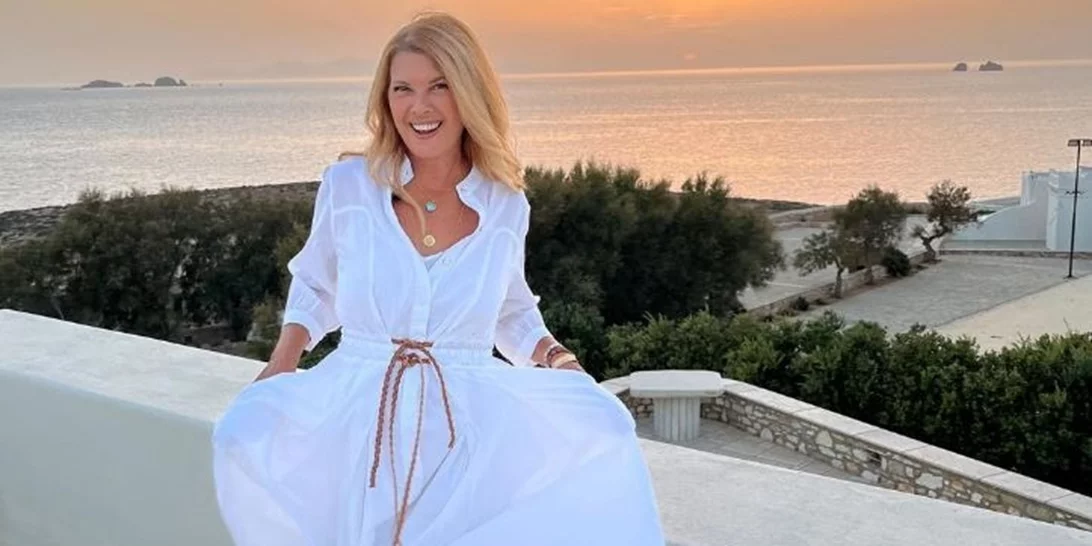 Η Σοφία Αλιμπέρτη στην Κέρκυρα | Με ρομαντικό στιλ και το αξεσουάρ στα μαλλιά που δεν αποχωριζόμαστε