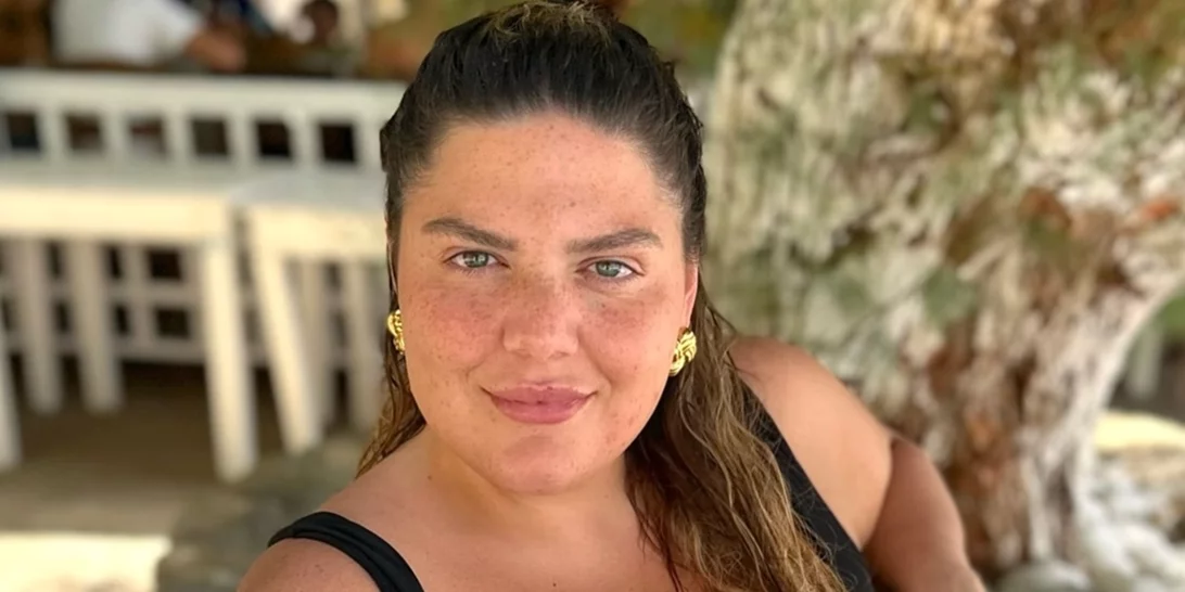 Ανανεωμένη | Η Δανάη Μπάρκα με στράπλες ολόσωμο μαγιό στη Σέριφο