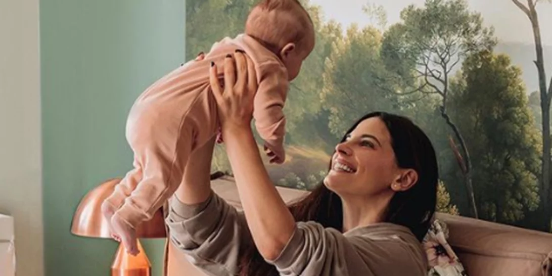 Χριστίνα Μπόμπα | Παιχνίδια στο κρεβάτι με τις δίδυμες κόρες της (pics,vid)