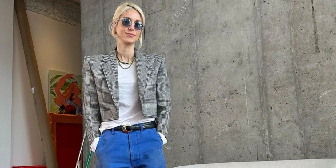 Πώς θα αναβαθμίσεις ένα casual look με T-Shirt & jeans όπως η Σοφία Καρβέλα