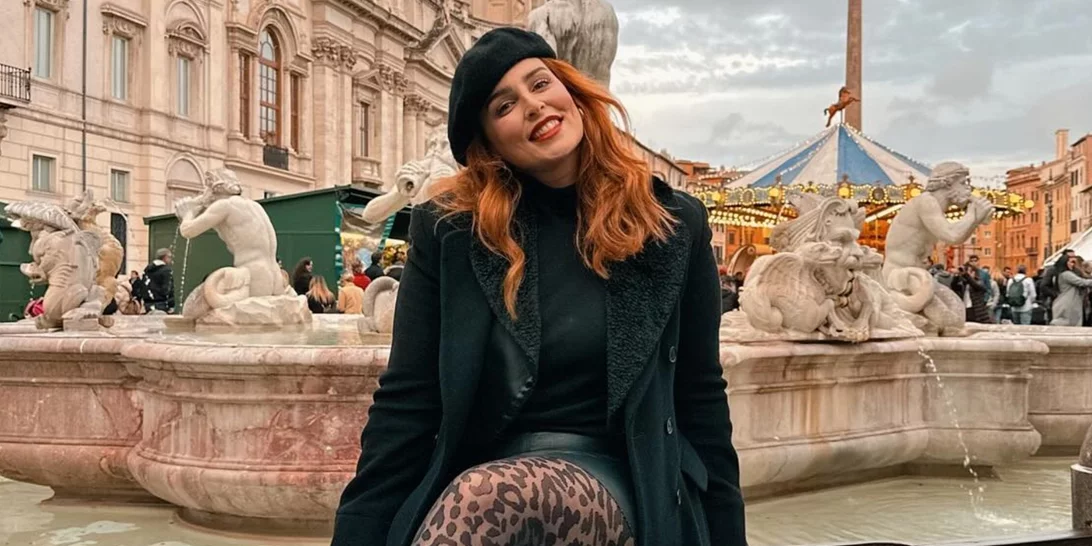 Η Εβελίνα Νικόλιζα με το φόρεμα από Zara που κοστίζει λιγότερο από 10 ευρώ και θα φοράς συνέχεια την άνοιξη