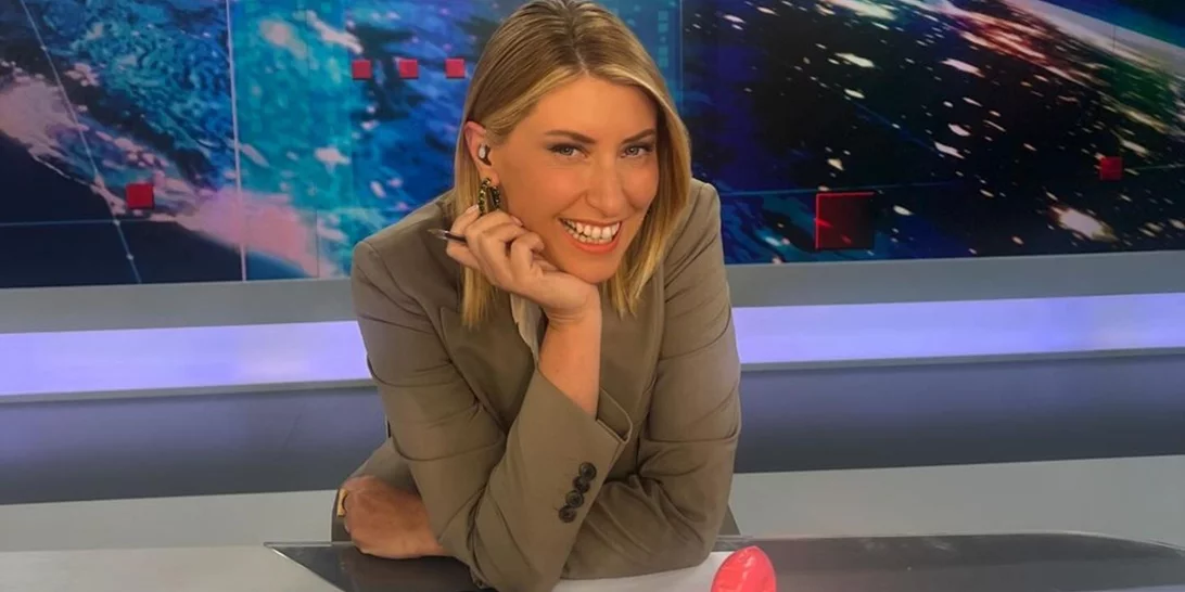 Ο φθινοπωρινός τρόπος για να φορέσεις ένα λευκό κοστούμι σύμφωνα με τη Σία Κοσιώνη