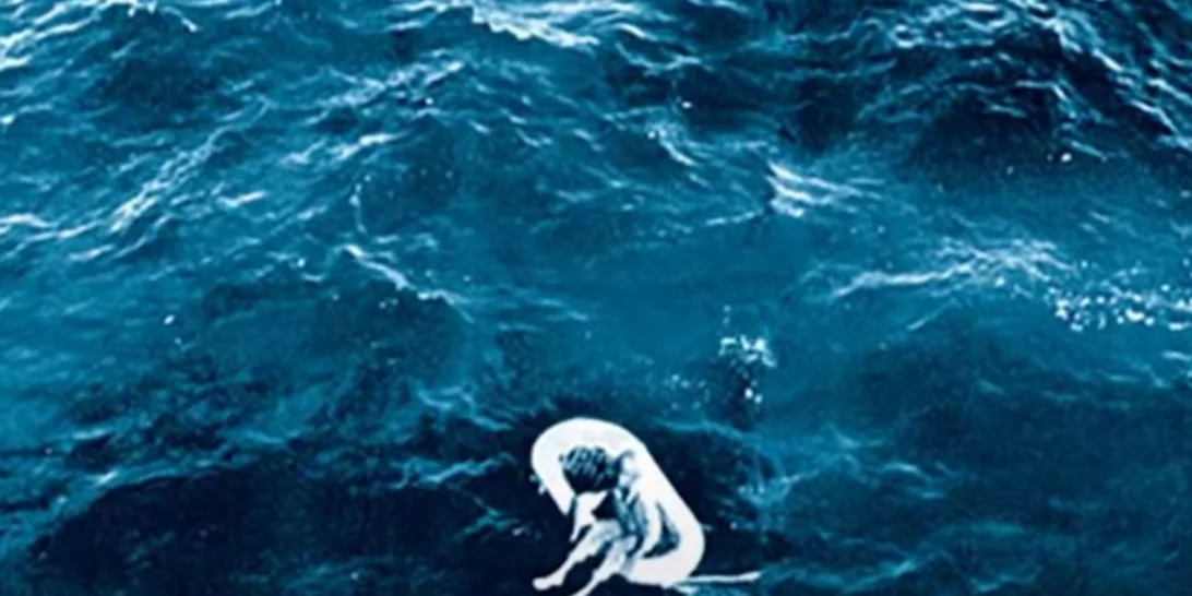 Το εφιαλτικό μυστικό του 11χρονου κοριτσιού που βρέθηκε να επιπλέει ολομόναχο στη μέση του ωκεανού